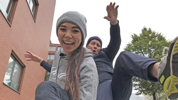 Sie nennt sich Silky Zigzag, also geschmeidiges Zickzack – ein sehr treffender Name für Ausnahme-Parkour-Athletin Silke Sollfrank. Ben macht sich ein Bild von ihrer Körperbeherrschung und dem extrem lässigen Style, mit dem sie jedes noch so arge Hindernis überwindet.