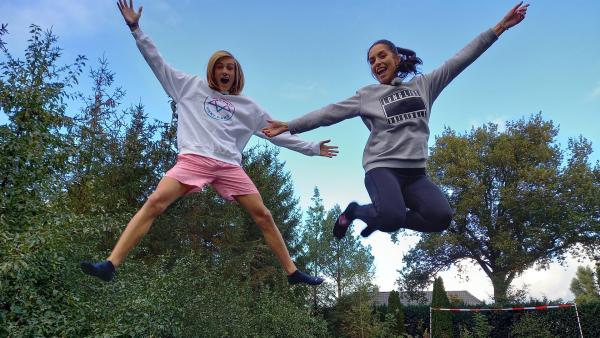 Vinny Piano und Jess auf einem Trampolin