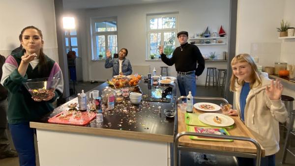 Jess mit Sophia und den beiden neuen Schloss Einstein-Darstellern Jamila und Tamino, die von ihren Drehtagen als Einstein-Einsteiger etzählen.
