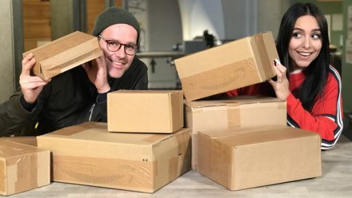 Jess und Ben sind im Unboxing-Fieber: Zwei Tage lang dürfen sie lauter Kartons mit unbekanntem Inhalt auspacken.