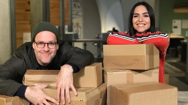 Jess und Ben sind im Unboxing-Fieber: Zwei Tage lang dürfen sie lauter Kartons mit unbekanntem Inhalt auspacken. In manchen verbergen sich wahre Schätze, die ihnen sofort ans Herz wachsen oder den Bauch lecker füllen