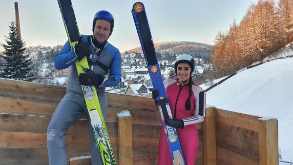 Jess und Ben stellen sich einer nicht ganz ungefährlichen Challenge: Sie wollen Skiadler werden und eine richtige Skisprungschanze bezwingen!