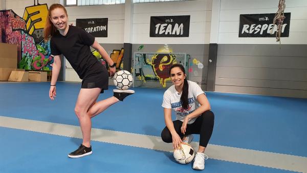 Gianna trainiert fast täglich, beherrscht viele Ball-Tricks und bringt auch Jess ein paar davon bei.