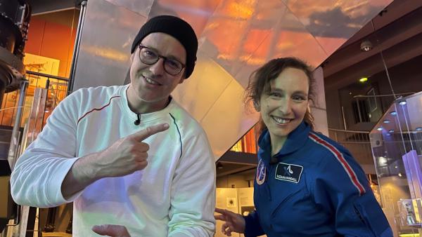 Ben trifft Astronautin Suzanna Randall nach dem Höhlen- und Isolationstraining in München.