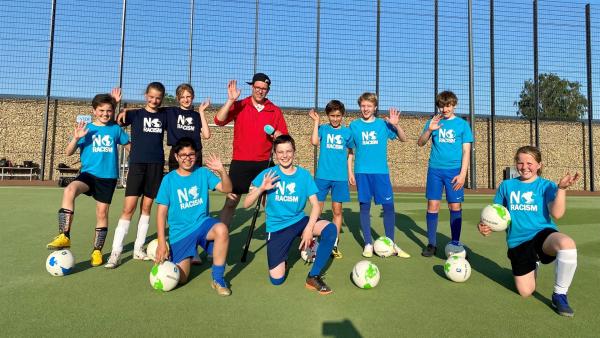 Ben besucht den FC Internationale in Berlin und stimmt sich gemeinsam mit den Jungs und Mädchen des Vereins auf die EM ein.