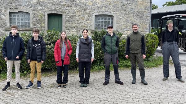 Schülerinnen und Schüler der Schul-AG "Save the Kitz" des Engelbert-Kämpfer-Gymnasium sowie Landwirte aus Lemgo gehen mit Jess auf Rehkitzsuche.