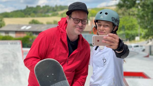 Gerade einmal 14 Jahren tritt Lilly Stoephasius bei den Olympischen Spielen in Tokio in der Disziplin Skateboarding/Park für Deutschland an und zählt damit zu den besten 20 Skaterinnen der Welt. Ben trifft Lilly beim Training in Frankreich und staunt über Lillys entspannte Einstellung und ihre Lässigkeit.