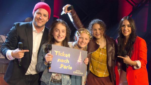 Pauline (2.v.l.) hat den Vorentscheid gewonnen und fährt zum Junior Eurovision Songcontest 2021 nach Paris. Mit ihr freuen sich Marta (3.v.l.) und Emilie (4.v.l.) und Ben und Jess.