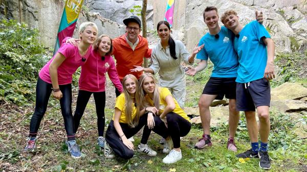 Ben und Jess (h.M.) sind mit den Teams im Abenteuerwald Thale. Alexa (3.v.l.) aus der „Mädchen-WG im Schloss“ und ihre Freundin Jule (4.v.l.), Schauspielerin Matilda (2.v.l.) von „Schloss Einstein“ und Freundin Marta (1.v.l.) sowie „Dein Song“-Teilnehmer Lars (2.v.r.) mit Kumpel Moritz (1.v.r.) stellen sich den Herausforderungen an Felswänden und Gebirgsflüssen.