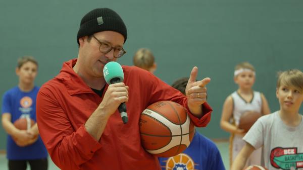 Ben besucht das Basketballcamp der Löwen in Erfurt. Er zockt mit den Jungs und Mädels und quatscht mit ihnen über die Themen Freundschaft und Mobbing.