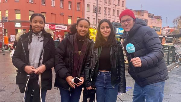 Ben mit Jada (l.), Naomi (M.) und Zara (r.)