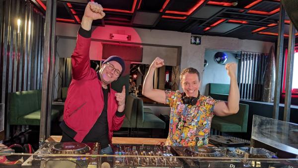 Ben trifft den Star-DJ Frans Zimmer in einem Berliner Club und bekommt einen Anfängerkurs am DJ-Pult.