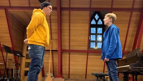 Ben bekommt Gesangsunterricht von Frederik.