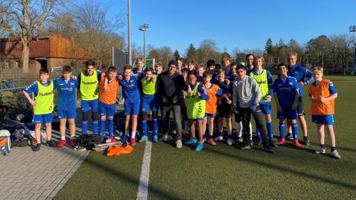 Ben mit einer Berliner Sportmannschaft, die mit Kids aus der Ukraine spielen.