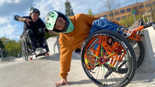 Amos ist der beste deutsche Rollstuhlskater in seiner Altersklasse. Er zeigt Ben im Skatepark Basics und Tricks im Sportrollstuhl.