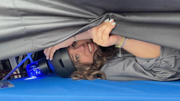 Sarah hofft, dass sie ein gutes Versteck gefunden hat.