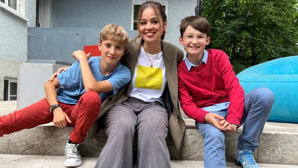 Sarah und mit Jona (li.) und Jakob (re.). Sie spielen bei "Schloss Einstein" Mikka (Jona) und Casper (Jakob).