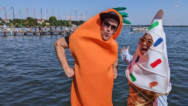 Ben und Sarah treten an bei der Müggelmortale, dem verrücktesten Sprungwettbewerb Berlins. In ausgefallenen Kostümen stürzen sich die beiden von einem Sprungturm in den Müggelsee und lassen sich auf dem Blob, einem gigantischen Luftkissen, in die Höhe katapultieren.