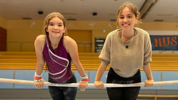 Linas größte Leidenschaft ist das Turnen. Sarah besucht sie beim Training. Kann sie einen Umschwung am Stufenbarren von Lina lernen?