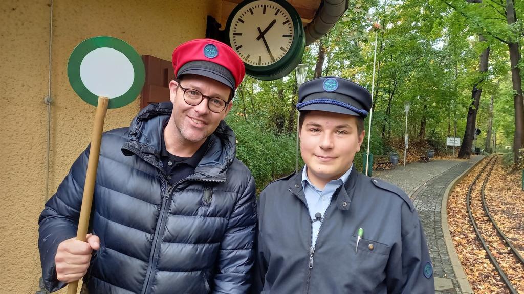 Anton ist Parkeisenbahner und fährt jeden Samstag Gäste durch den Großen Garten in Dresden. Diesmal nimmt er Ben mit auf die Reise.