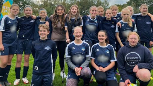 Sarah steht in Mitten der C-Juniorinnen vom TSV Eiche in Worpswede. Das Mannschaftsfoto wurde frontal fotografiert.