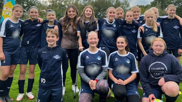 Sarah steht in Mitten der C-Juniorinnen vom TSV Eiche in Worpswede. Das Mannschaftsfoto wurde frontal fotografiert.