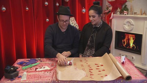Jess und Ben zeigen, wie Weihnachtsgeschenke mit wenig Aufwand individuell und schön verpackt werden können.