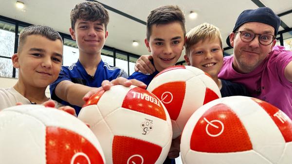 Ben (rechts) checkt ein neues Hobby. Diesmal zeigen ihm Noel und David Teqball.