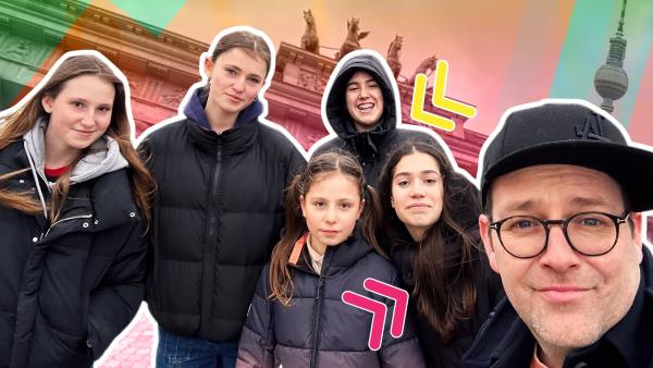 Ben links im Bild. Neben ihm fünf Mädchen, die lächeln. Im Hintergrund das Brandenburger Tor.