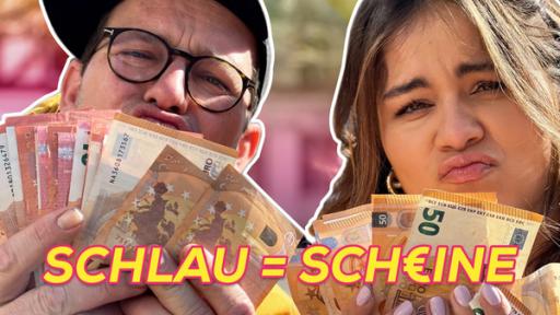 Es sind groß die Köpfe von Ben (links) und Sarah zu sehen. Vor ihr Gesicht halten die beide mehrere Euro-Scheine hoch. Vorne steht in gelber Schrift "Schlau=Scheine". Dabei ist das erste E bei Scheine ein Eurozeichen.