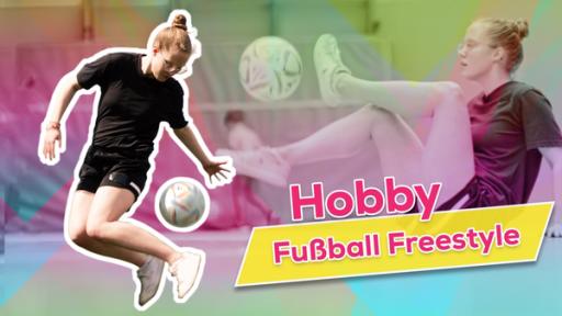 Rechte: KiKA/Torben Hagenau Links ist Jule zu sehen. Sie springt und macht einen Ball-Trick. Rechts im Hintergrund ebenfalls Jule. Sie sitzt auf dem Boden und macht einen Trick mit einem Fußball. Vorne rechts in pinker Schrift steht "Hobby" und auf einem gelben Banner steht "Fußball Freestyle".