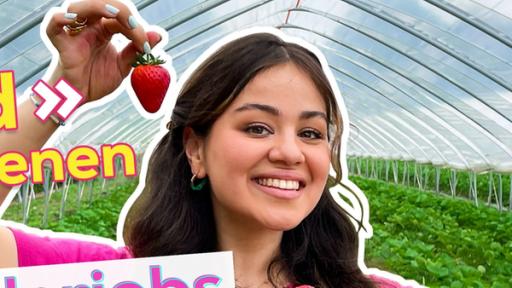 Sarah hält lächelnd eine Erdbeere in die Luft. Vor ihr eine Schale mit Erdbeeren. Im Hintergrund ein Gewächshaus. Links steht der Titel in gelber Schrift "Geld verdienen" und darunter ein weißes Banner mit pinker Schrift "Schülerjobs".