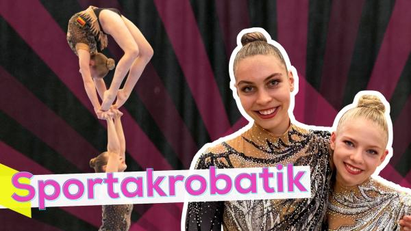 Die Sportakrobatinnen Alisa und Mia zeigen im Hintergrund eine Akrobatik-Figur. Auf der rechten Seite stehen sie nebeneinander in ihrem Sportdress und lächeln in die Kamera.