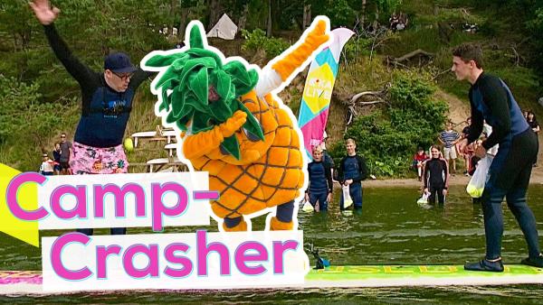 Eine Bildmontage mit Ben im Ananas-Kostüm in der Mitte. Im Hintergrund ein See mit mehreren Jugendliche in Neoprenanzügen. Einer balanciert mit Ben im Wasser auf einem SUP. Links in pinker Schrift auf weißem Grund das Wort Camp-Crasher.