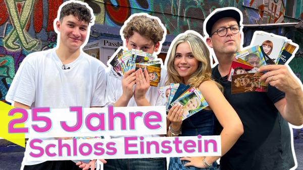 Schloss Einstein Darsteller Thorin, Fridolin und Josie halten Autogrammkarten aufgefächert, daneben Moderator Ben. Im Hintergrund eine Wand mit Graffitis. Links unten der Schriftzug: 25 Jahre Schloss Einstein.