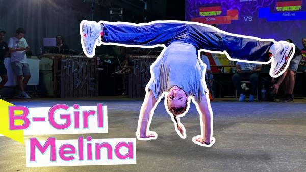 Eine Bildmontage mit Breakdancerin Melina kopfüber im Handstand. Im Hintergrund eine Tanzfläche mit DJ und Publikum. Unten in pinker Schrift auf weißem Grund "B-Girl Melina".