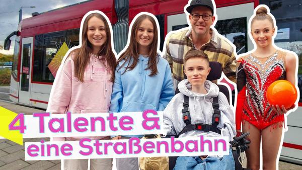 Anja, Jana, Ben und Lada stehen stehen eng beieinander. Lada trägt einen Gymnastikanzug und einen Ball in der Hand. Carl Josef sitzt vor ihnen in einem Rollstuhl. Im Hintergrund eine Straßenbahn. Unten links die Aufschrift: Vier Talente und eine Straßenbahn.