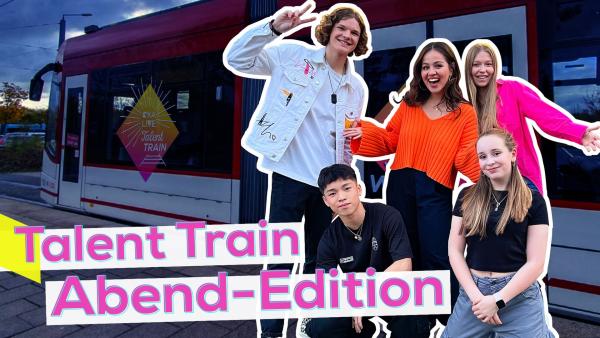 DJ Maroox, Sarah und Sängerin Lisa-Marie stehen zusammen vor einer Straßenbahn in der Abenddämmerung. Vor ihnen auf dem Boden knien Breakdancer Hai und Stepperin Zoa. Unten links die Aufschrift: Talent Train Abend-Edition.