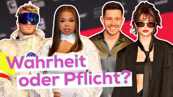 Ski Aggu, Zoe Wees, Nico Santos und Nina Chuba. Im Hintergrund der rote Teppich der 1LIVE-Krone-Preisverleihung. Unten die Aufschrift Wahrheit oder Pflicht.