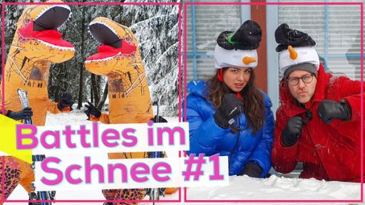 Splitscreen: Links Ben und Sarah in aufblasbaren T-Rex-Kostümen. Rechts Sarah und Ben kämpferisch mit Schneemann-Helm. Aufschrift: Battles im Schnee #1