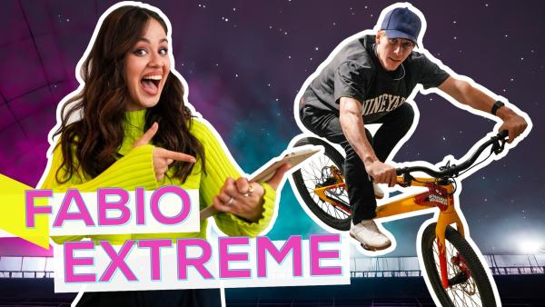 Links Sarah mit einem Klemmbrett im Arm und fröhlich, aufgeregtem Gesichtsausdruck. Rechts Fabio auf Fahrrad, macht ein Wheelie auf dem Vorderrad. Aufschrift: Fabio Extreme.