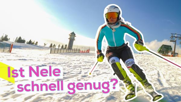 Nele in voller Ausrüstung bei schneller, dynamischer Ski-Abfahrt. Im Hintergrund die Piste. Aufschrift links: Ist Nele schnell genug?