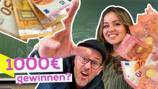 Ben greift von unten nach Geldscheinen, die über ihm hängen. Rechts dicht hinter Ben steht Sarah mit aufgefächerten Geldscheinen in der Hand. Im Hintergrund eine Schultafel. Aufschrift 1.000 Euro gewinnen?