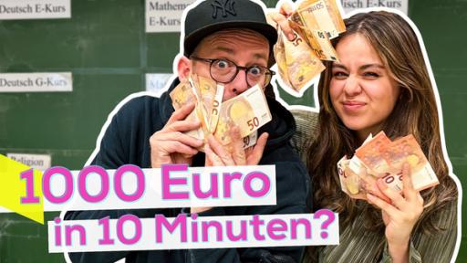 Links Ben, der sein Gesicht hinter Geldscheinen versteckt. Rechts dicht daneben Sarah, die Geldscheine präsentiert. Im Hintergrund eine Schultafel. Aufschrift: 1.000 Euro in zehn Minuten?