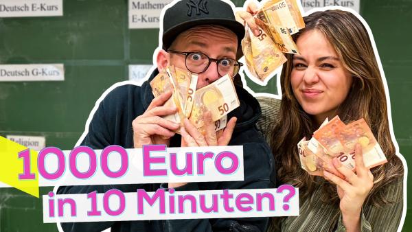 Links Ben, der sein Gesicht hinter Geldscheinen versteckt. Rechts dicht daneben Sarah, die Geldscheine präsentiert. Im Hintergrund eine Schultafel. Aufschrift: 1.000 Euro in zehn Minuten?