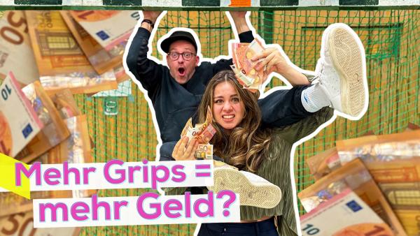 Ben hängt mit erstauntem Gesichtsausdruck in einem Fußballtor. Vor ihm steht Sarah mit leicht gequältem Blick und hat seine Beine auf den Schultern. In ihren Händen Geldscheine. Aufschrift: Mehr Grips = mehr Geld?