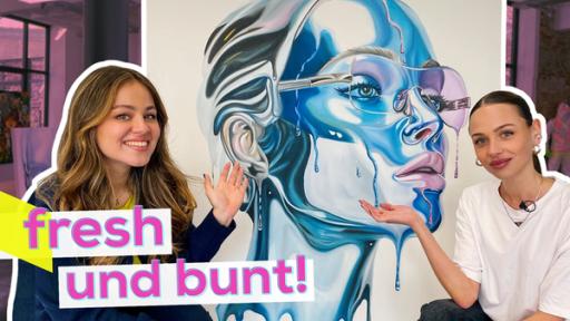 Rechte: KiKA/Sakina Gaba Links Sarah und rechts Luisa. Beide zeigen auf ein Gemälde zwischen ihnen. Auf dem Bild das Portrait einer Frau mit Sonnenbrille in Chrom-Optik. Aufschrift unten links fresh und bunt!