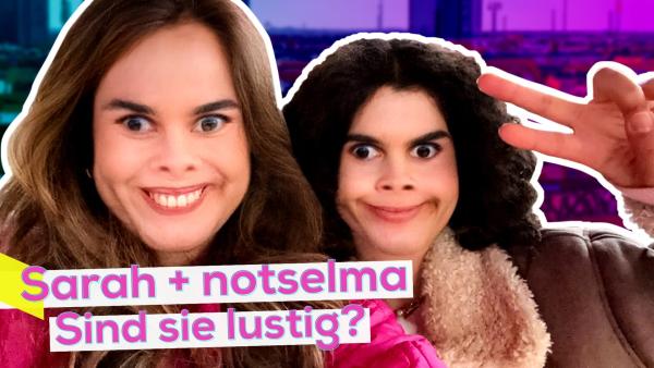 Sarah und Selma mit verzerrten, lächelnden Gesichtern eng nebeneinander. Unten der Text Sarah + notselma sind sie lustig?