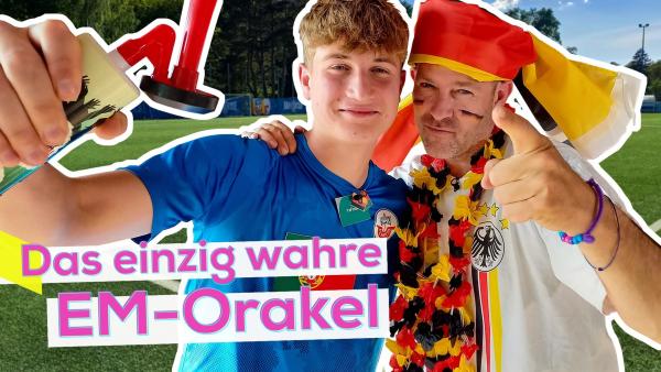 Links Robin im Portugal-Trikot mit einer Fanfare in der Hand. Rechts eng neben ihm Ben im Deutschland-Trikot. Er hat eine Deutschlandfahne als Kopfbedeckung um die Stirn gebunden. Aufschrift unten links Das einzig wahre EM-Orakel.