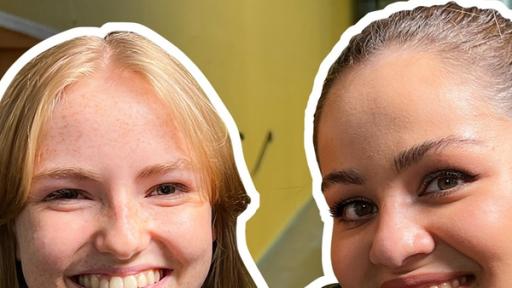 Links Darstellerin Jamila und Sarah rechts eng nebeneinander. Beide lächeln. Im Hintergrund ein Flur der Schule. Aufschrift unten links: backstage am Set der Schule.